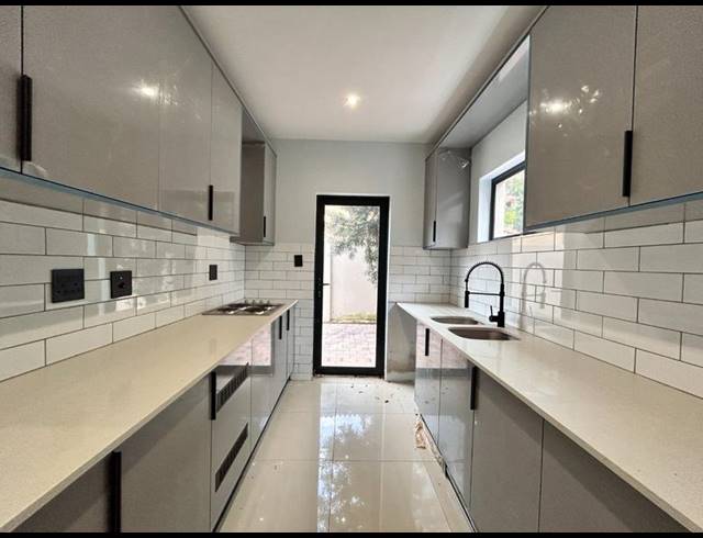 5 BEDROOM HOUSE FOR SALE IN MELODIE